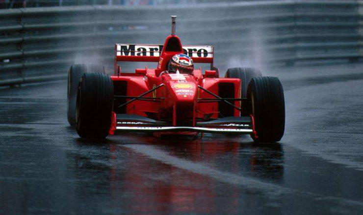 Michael Schumacher mentre guida a Spa nel 1997