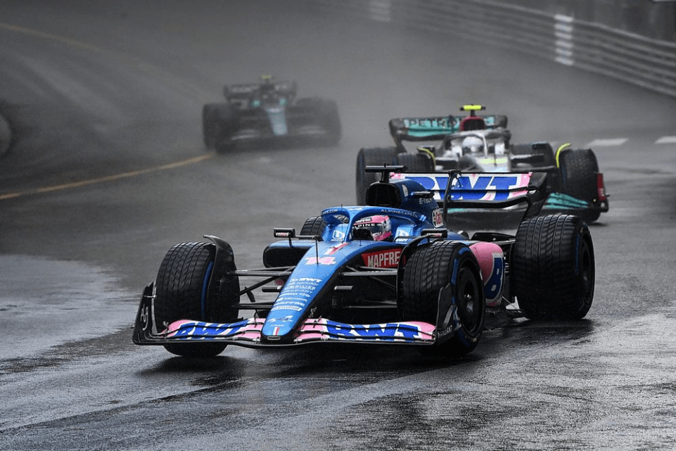 Lewis Hamilton ritiene fattibile che Alpine e McLaren possano fare un passo avanti e lottare nella zona alta nel 2023. Il britannico si aspetta una battaglia a tre per la Coppa del Mondo, ma non esclude che le prime due squadre del gruppo centrale possano ridurre il deficit e dar loro la guerra durante la maggior parte dell'anno.