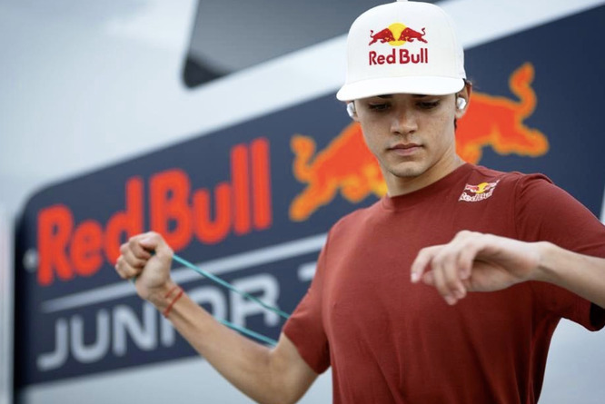 Sebastián Montoya è entrato a far parte del programma per giovani piloti della Red Bull. Il colombiano era già un atleta del marchio di bevande energetiche e, dal 2023, è membro della sua Academy. 