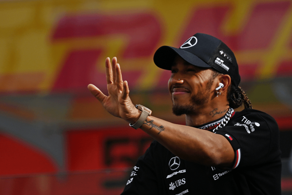 Lewis Hamilton si sta attualmente godendo una vacanza in Antartide. Il sette volte campione di Formula 1 usa i social media per mostrare come scia, fa jogging tra i pinguini, filma un leone marino curioso e tanto altro.