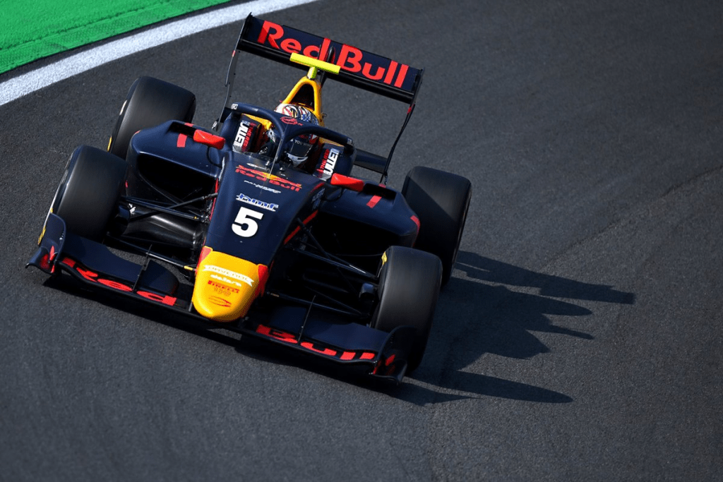 Le stelle della Formula 3 della Red Bull Jak Crawford e Isack Hadjar passeranno in Formula 2 quest'anno insieme con Hitech GP.
