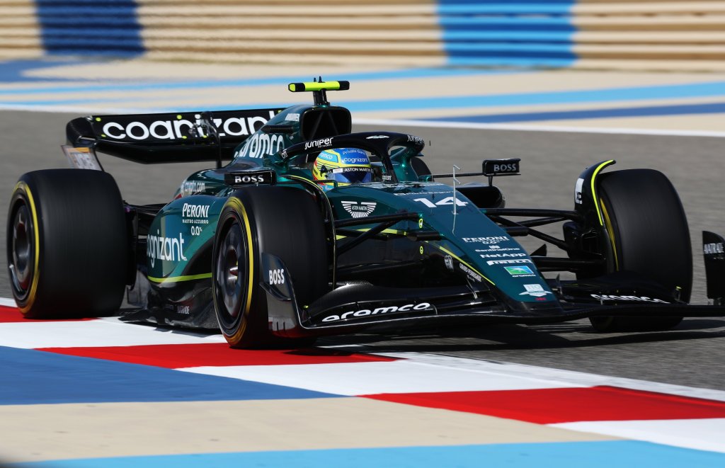 Fernando Alonso alla guida dell'Aston Martin