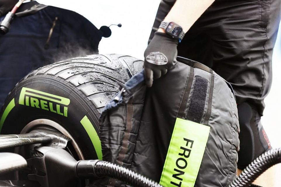 "Credo sia pericoloso ed inutile". I dubbi di Sir Hamilton sulle termocoperte che non convincono il paddock.