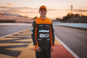 Oscar Piastri al Montmelò con indosso la tuta McLaren