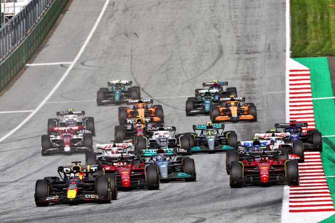 Il 2022 è stato il primo anno dei nuovi regolamenti e in Mercedes ritengono che l'obiettivo di aumentare i sorpassi e avere gare più serrate non sia stato raggiunto. Mike Elliot, direttore tecnico della Mercedes, sostiene che si tratta di un regolamento diverso, ma che non ha permesso di assistere a ulteriori scontri in pista, come previsto.