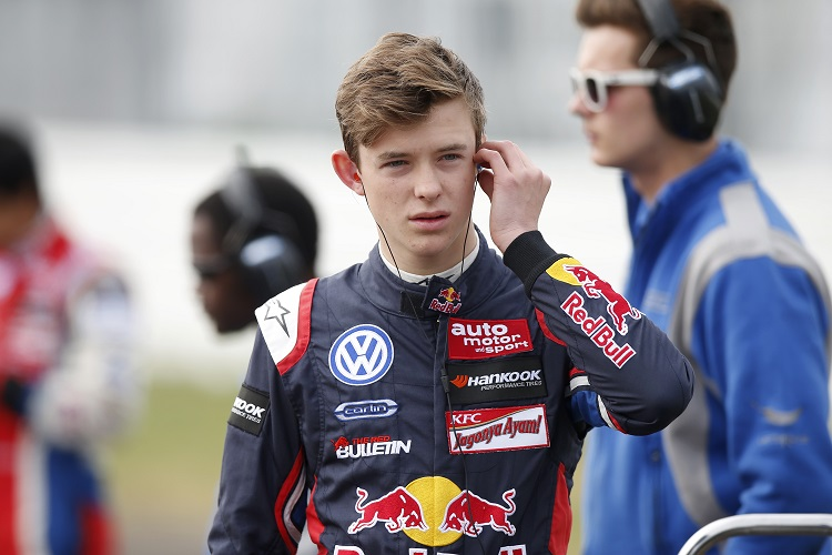 Callum Ilott ha spiegato le differenze operative tra il Red Bull Junior Team e la Ferrari Driver Academy. Il pilota inglese è stato uno dei pochi piloti ad aver preso parte ad entrambi i programmi.