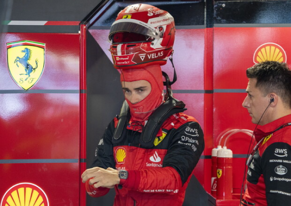 La Ferrari storicamente tiene nascosto il nome della sua vettura. Una settimana prima della presentazione, il bambino ha finalmente un nome: la Ferrari che scenderà in pista nel 2023 si chiamerà SF-23.