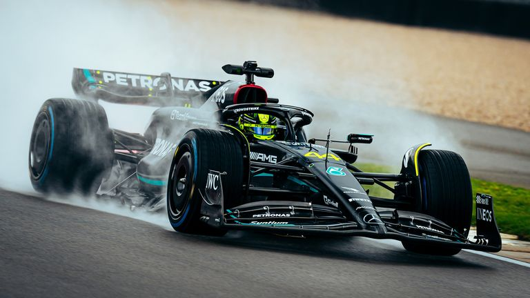 Mercedes ha scelto di non abbandonare il concept della sua vettura. La W14 infatti non è altro che un'evoluzione della W13.