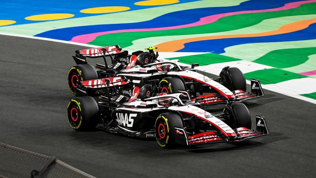 Haas celebrerà le sue radici americane quando la F1 arriverà a Miami. C’è in programma di indossare tute da gara speciali e potenziali modifiche alla livrea per le gare di Austin e Las Vegas.