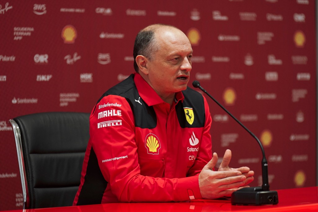 Il brutto inizio di stagione della Ferrari sta facendo discutere. Il team di Maranello non è riuscita a migliorarsi e ad avvicinarsi alla Red Bull, anzi ora la differenza con la scuderia austriaca è maggiore.