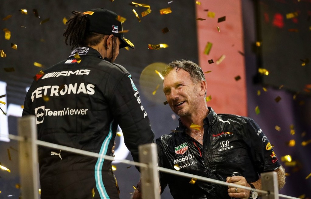 Christian Horner ha respinto le voci secondo cui Lewis Hamilton potrebbe essere un candidato per un sedile alla Red Bull in Formula 1 sottolineando che non ci sono posti vacanti per il 2024.