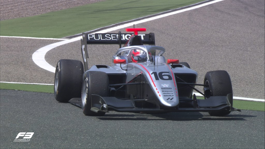 Luke Browning fermo a bordo pista