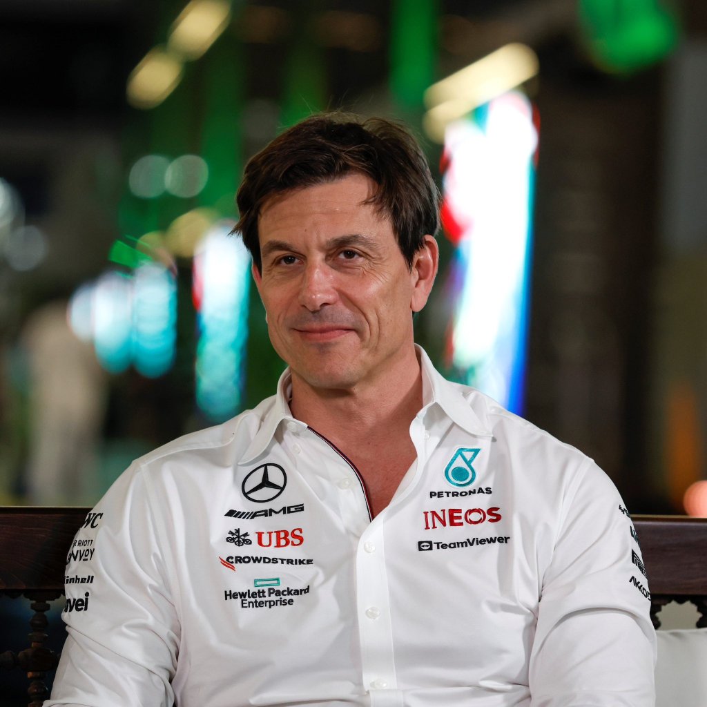 Il dominio Red Bull è ormai evidente, ma la vera battaglia è dietro. Toto Wolff dichiara gli obiettivi della Mercedes, sperando di risolvere i problemi.