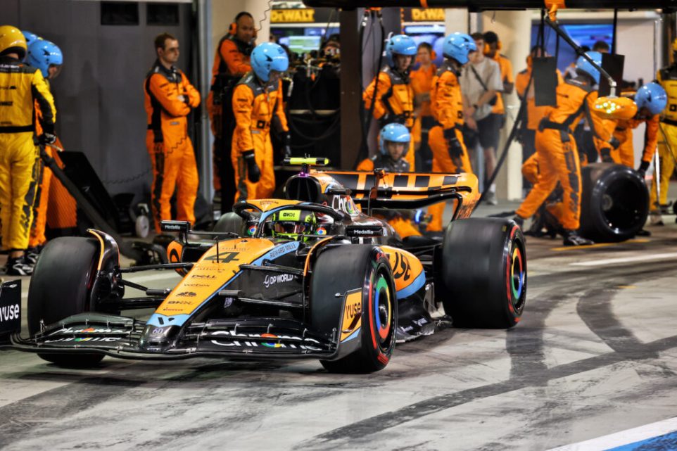 Per la McLaren la gara in Bahrain è stata la conferma di quanto visto nei test. I diversi problemi della MCL60 hanno comportato un ritiro e un ultimo posto.