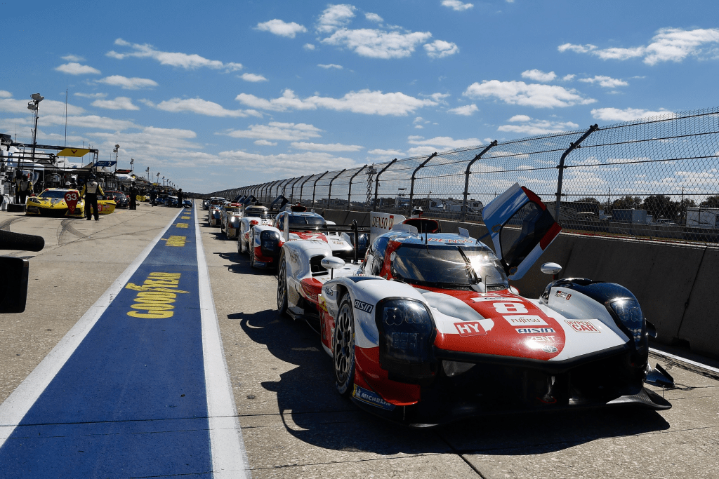 La Toyota ha fatto piazza pulita nelle prove libere di Sebring, ma non prima che Jose Maria Lopez subisse qualche danno dopo un incidente nel finale dell'ultima sessione di 60 minuti.