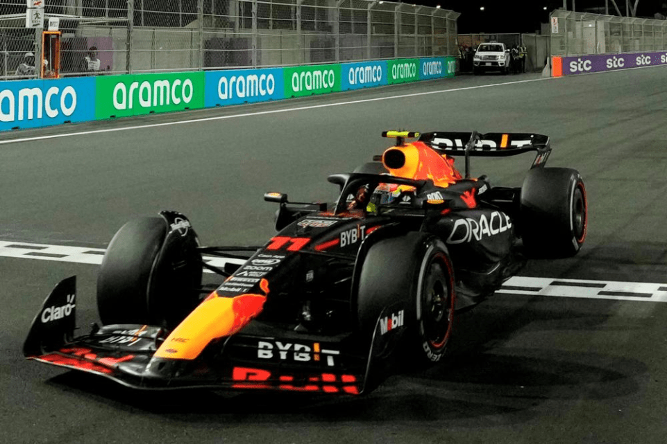 Il direttore di gara della FIA Formula 1 Niels Wittich ha ricordato ai team che consentire al personale di scavalcare la recinzione del muretto dei box è proibito dal Codice Sportivo Internazionale.