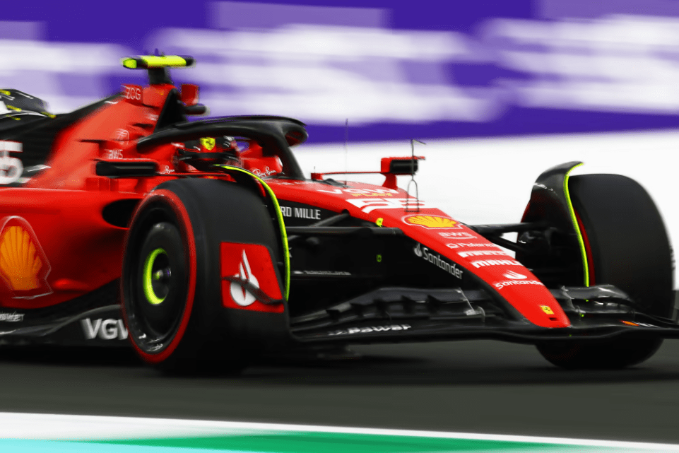 Carlos Sainz ha delineato i problemi specifici alla base delle pessime prestazioni di Ferrari in questo inizio di stagione.