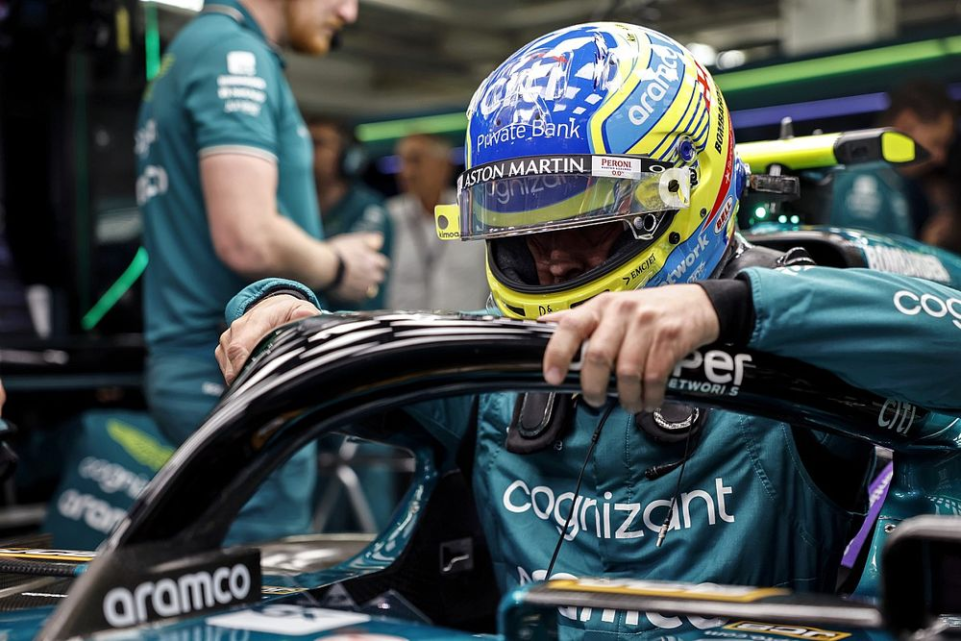 Fernando Alonso ha conquistato un podio d'esordio per l'Aston Martin con il terzo posto nel Gran Premio del Bahrain.