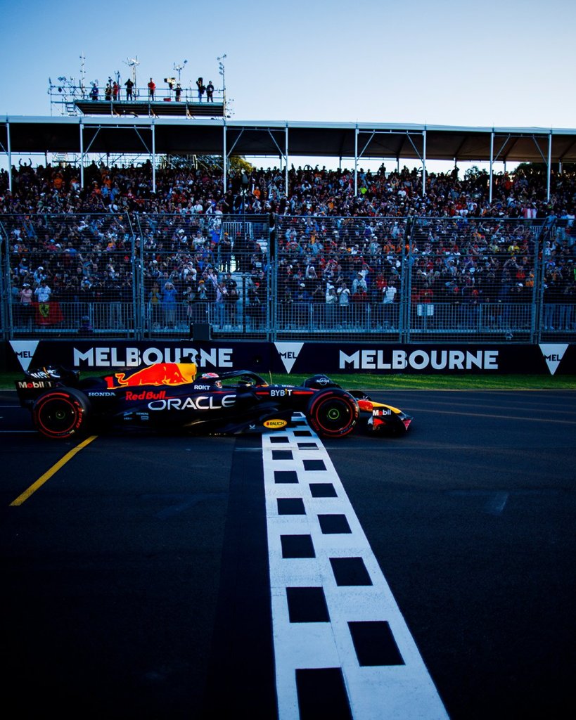 Il campione del mondo olandese commenta le scelte discutibili della Federazione in Australia. Secondo Verstappen è la FIA stessa a creare il caos.