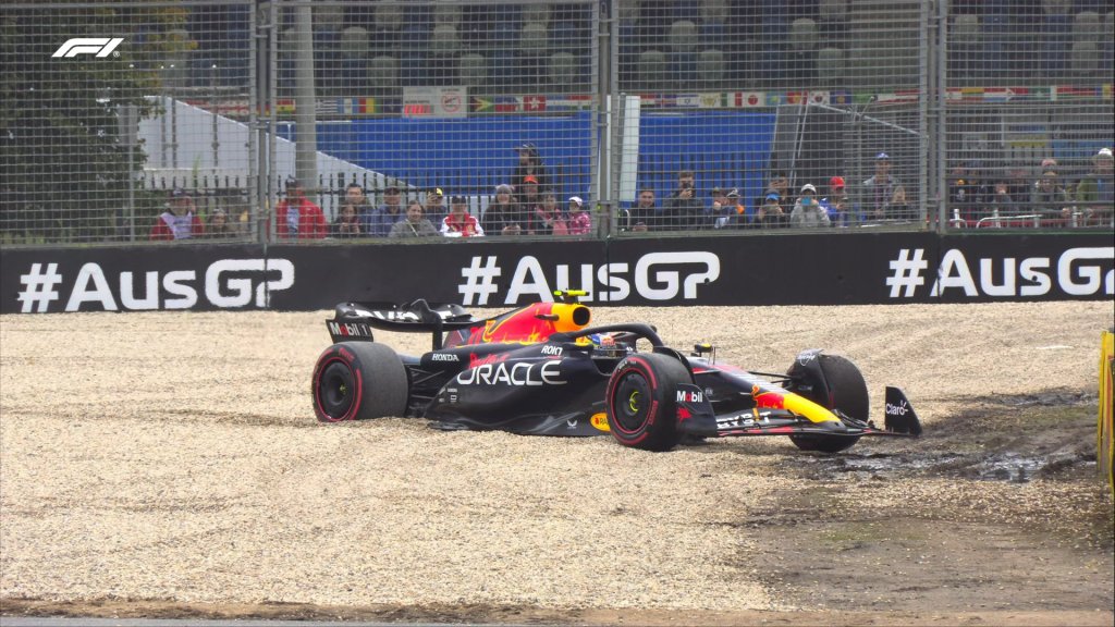 Sergio Perez nella ghiaia
