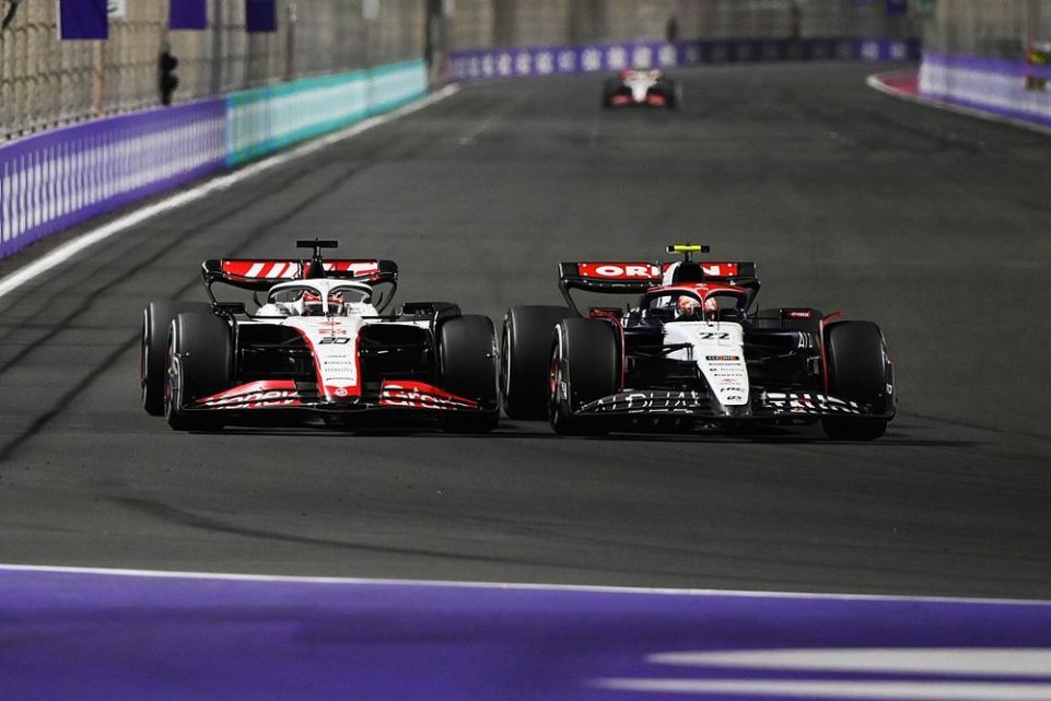 Tsunoda e Magnussen side by side all'entrata di curva 1