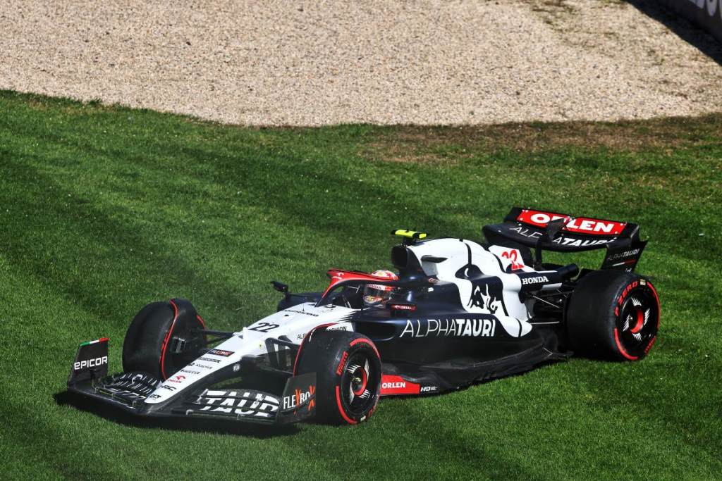 Tsunoda fuori pista a Melbourne
