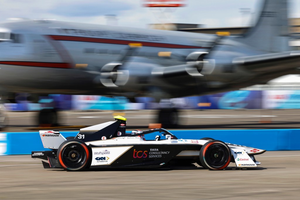 Sheldon Van Der Linde in pista sulla Jaguar