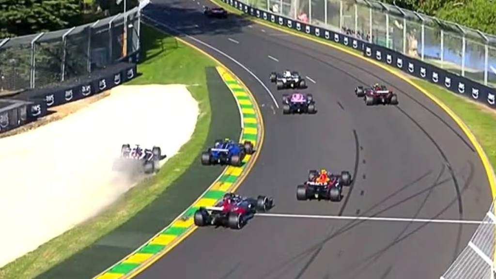 Verstappen si è lamentato dell’andatura di Lewis Hamilton durante la prima ripartenza dopo la bandiera rossa. Il pilota inglese è stato messo sotto investigazione ma non è stato penalizzato. Vi spieghiamo perché la mossa del sette volte campione del mondo è legale.