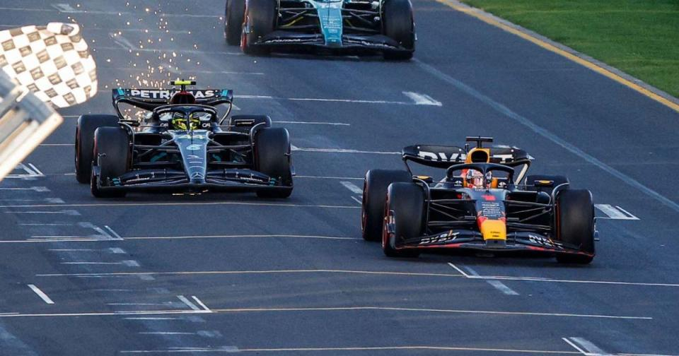 Verstappen si è lamentato dell’andatura di Lewis Hamilton durante la prima ripartenza dopo la bandiera rossa. Il pilota inglese è stato messo sotto investigazione ma non è stato penalizzato. Vi spieghiamo perché la mossa del sette volte campione del mondo è legale.