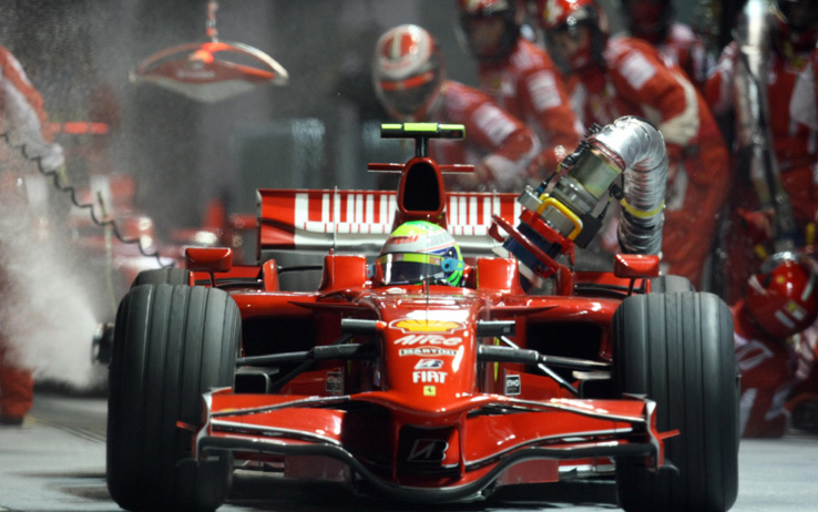 Felipe Massa afferma che attualmente sta valutando opzioni legali per la sconfitta del campionato del 2008, dopo i nuovi commenti emersi sullo scandalo del "crashgate" del GP di Singapore del 2008.