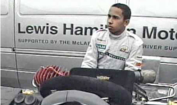 Lewis Hamilton dice di sentirsi "eccitato" per il suo futuro in Mercedes in Formula 1 e progetta di copiare Stirling Moss, rimasto affiliato col produttore fino agli "ultimi giorni" della sua vita.