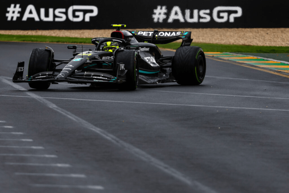 Lewis Hamilton dice di sentirsi "eccitato" per il suo futuro in Mercedes in Formula 1 e progetta di copiare Stirling Moss, rimasto affiliato col produttore fino agli "ultimi giorni" della sua vita.