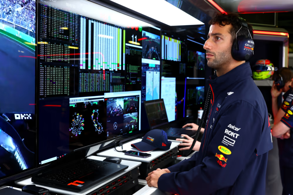 Il terzo pilota della Red Bull quest'anno è niente di più e niente di meno che Daniel Ricciardo. Christian Horner ha dichiarato che oltre al suo ruolo nel box, l'uomo di Perth svolgerà presto dei test.