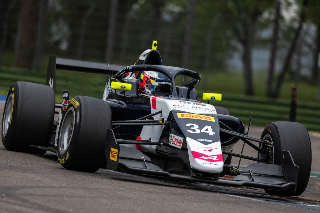 Martinius Stenshorne ha trasformato la sua pole position in una convincente vittoria in una gara di apertura del Campionato europeo di Formula Regional by Alpine a Imola caratterizzata da numerose interruzioni.