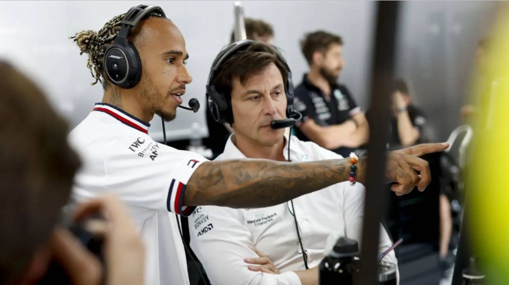 La Rossa è sempre stata una grande tentazione per tutti; Lewis Hamilton non è da meno. Cosa sceglierà Sir Lewis?