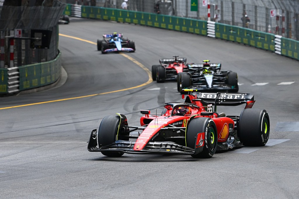 Il Team Principal della Ferrari ha giustificato le scelte strategiche della squadra, nonostante la frustrazione di Sainz a riguardo.