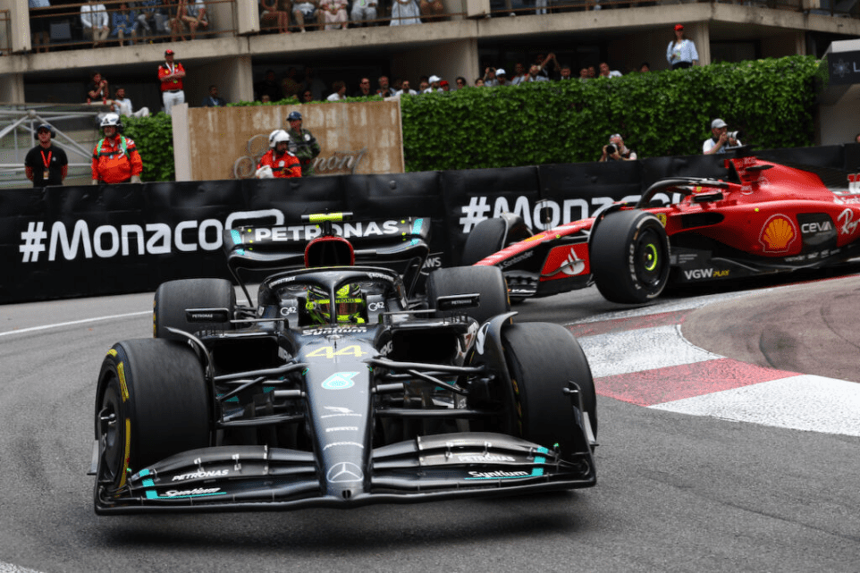 Lewis Hamilton ha rivelato di essere stato "così vicino ad avere un grosso incidente" in condizioni pericolose al Gran Premio di Monaco.