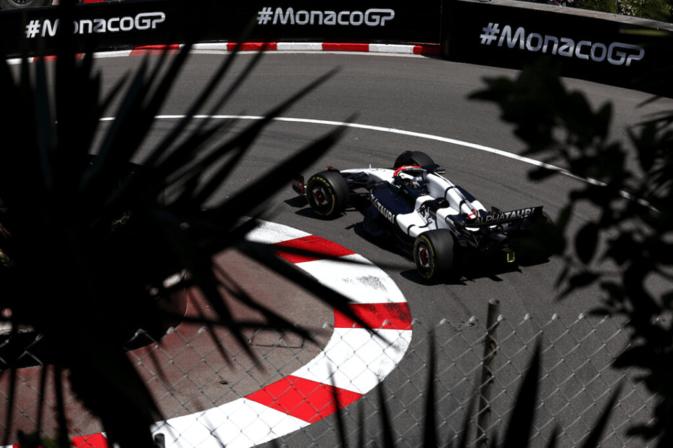 Nyck De Vries è riuscito a finire davanti al compagno di squadra Yuki Tsunoda, tenendosi fuori dai guai nel corso del Gran Premio di Monaco.