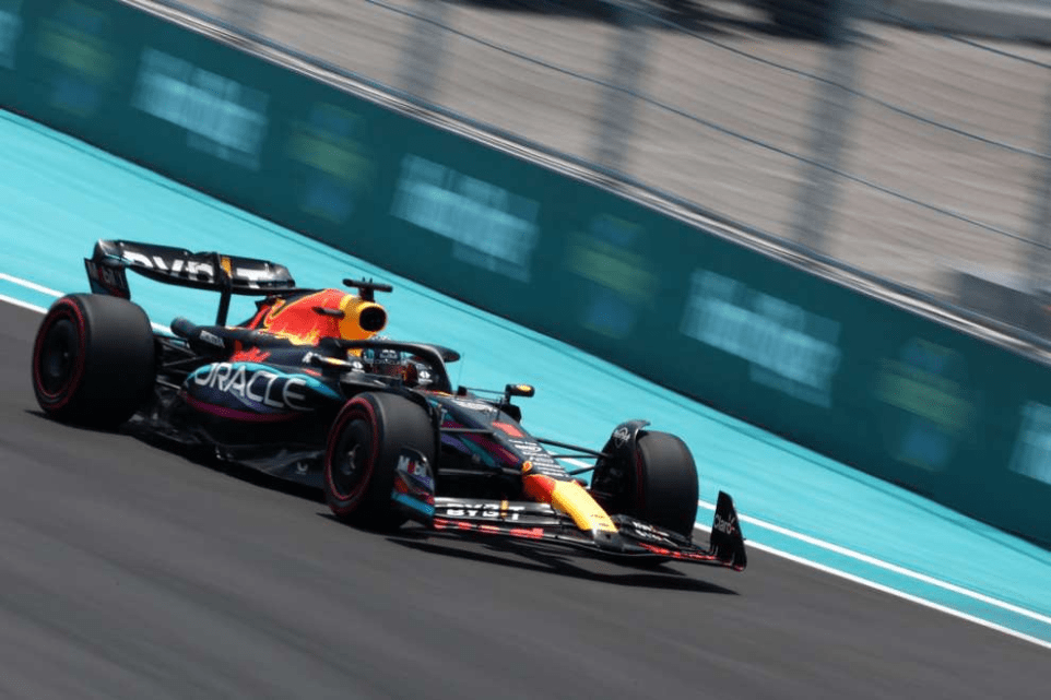 La Red Bull sta continuando a portare avanti il suo programma di sviluppo nonostante goda di un sostanziale vantaggio in termini di prestazioni rispetto ai suoi rivali, afferma Max Verstappen.
