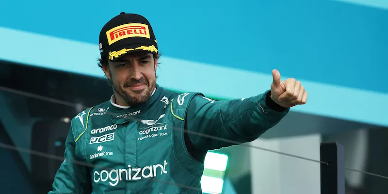 Eddie Jordan ha accusato Fernando Alonso di aver compiuto in passato delle scelte (sbagliate) soltanto “inseguendo i soldi”, danneggiando così la sua carriera.