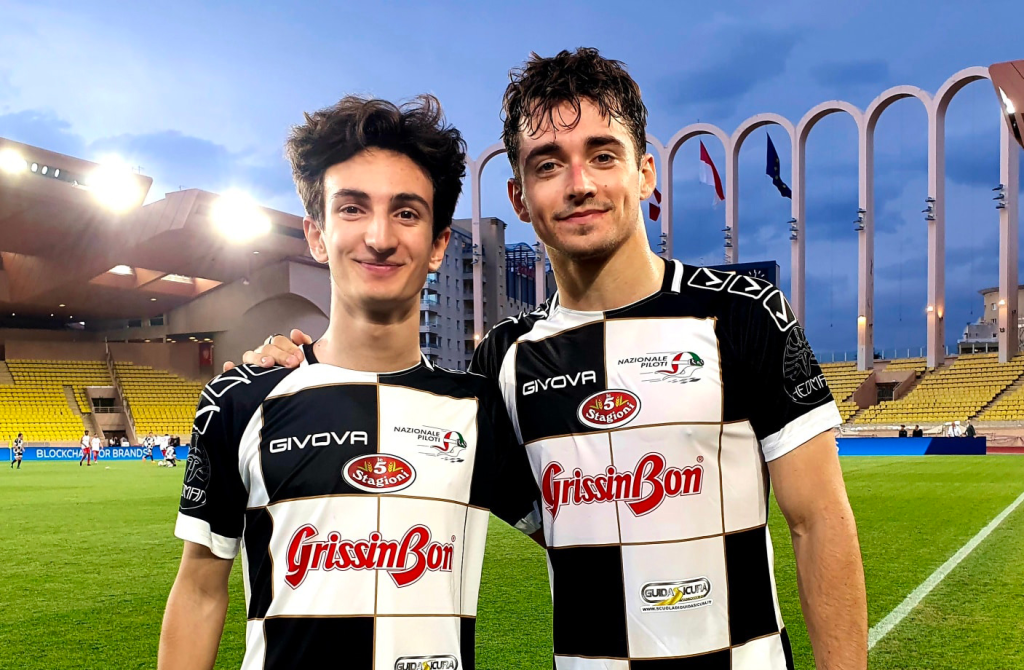 In vista del GP di Monaco, è ormai tradizione giocare una partita di calcio allo stadio Louis II. Come di consueto, la palla inizierà a girare martedì e all'evento parteciperanno 30 atleti famosi, tra cui quattro piloti della griglia di Formula 1 già confermati, tra cui Leclerc e Sainz.