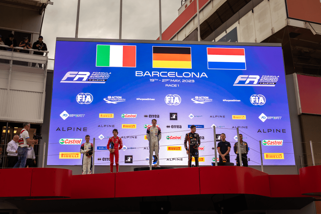 Tim Tramnitz ha battuto Andrea Kimi Antonelli per conquistare la sua prima vittoria nella prima gara del Formula Regional European Championship by Alpine a Barcellona.