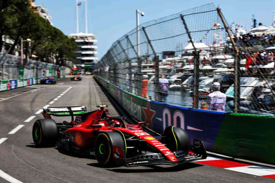 Carlos Sainz ha messo la Ferrari davanti a tutti nella prima sessione di prove libere per la prima volta nel 2023, guidando la sessione di apertura del Gran Premio di Monaco.