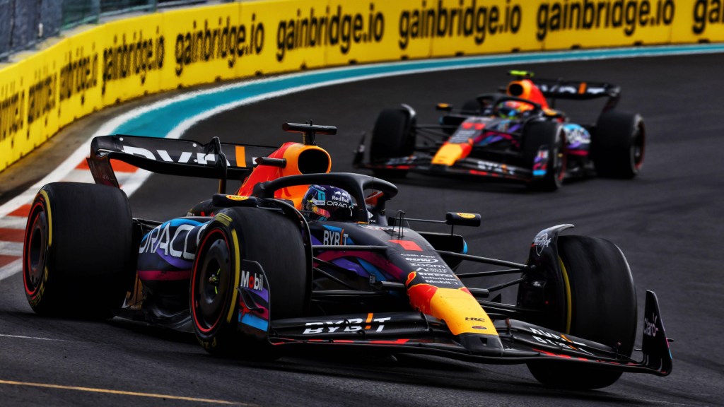Perez analizza il suo 2023; tra alti e bassi e un distacco abissale da Max. Ma è proprio verso Verstappen che guarda e cerca di apprendere.