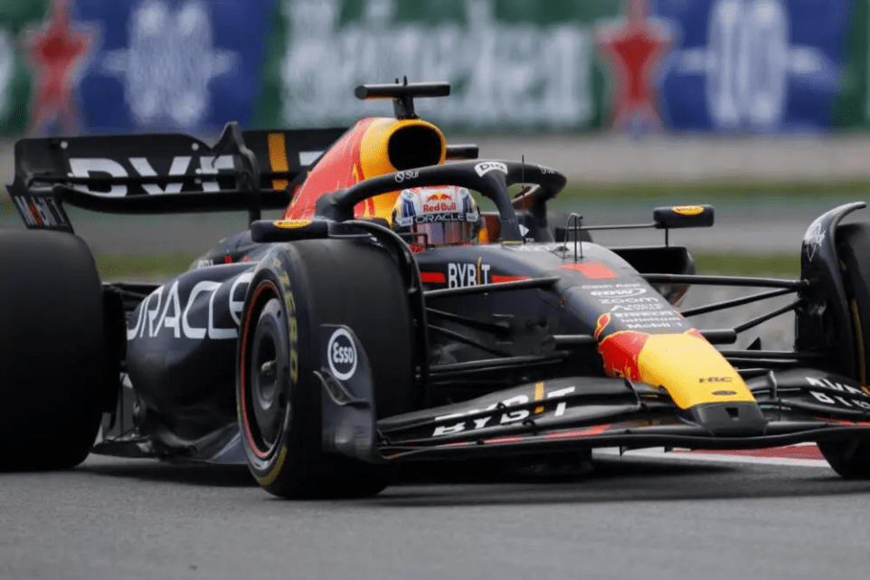 Max Verstappen non ha completamente escluso un passaggio in Ferrari in futuro, ma ad una sola condizione: costruire la "macchina più veloce" sulla griglia di F1 per avere qualche possibilità.