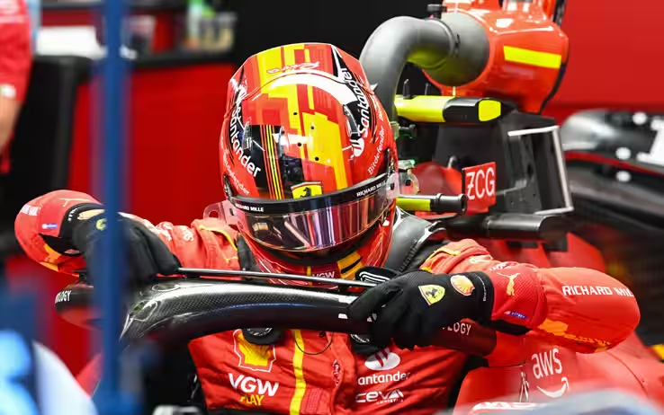 Con le voci che hanno collegato Lewis Hamilton al suo sedile e potenzialmente anche Max Verstappen negli anni a venire, Carlos Sainz afferma che la speculazione non è utile, ma fa parte della F1.