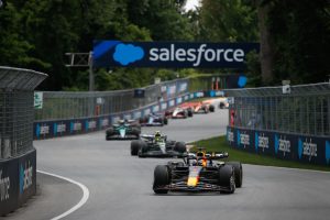 max verstappen red bull racing rb19 leads sir lewis v0 nqt37kigy67b1 scaled 1