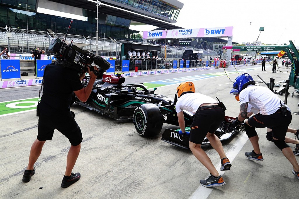 Bottas pit lane gomma fredda