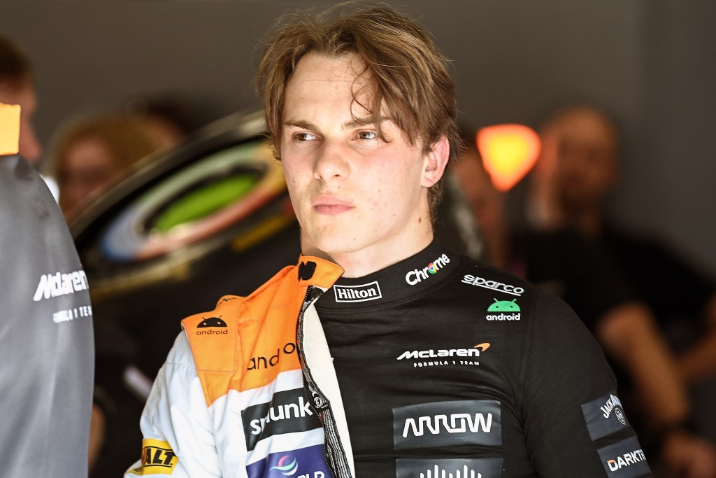 Oscar Piastri ha ottenuto il quarto posto al GP di Gran Bretagna. L'australiano ha raccontato l'amaro in bocca lasciato da un podio perso per una safety car, ma anche la felicità di essere secondi.