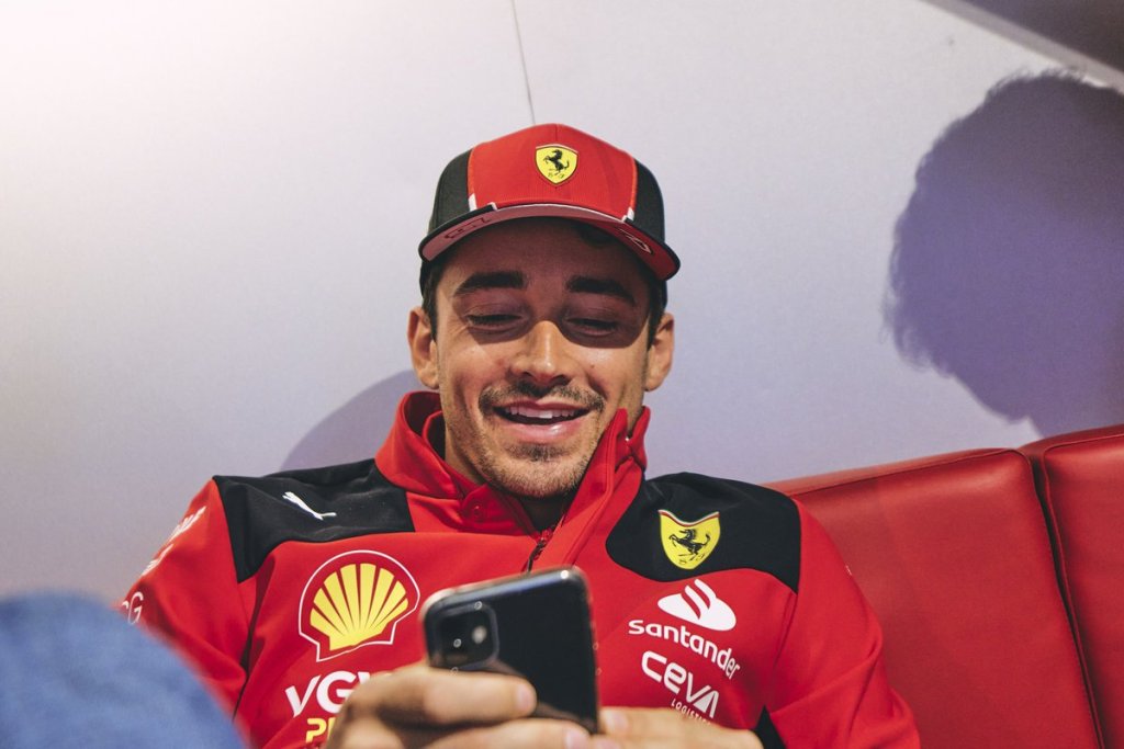 Leclerc partirà dalla Pole Position domenica, ma questo non lo rassicura. La Ferrari resta comunque dietro alla Red Bull.